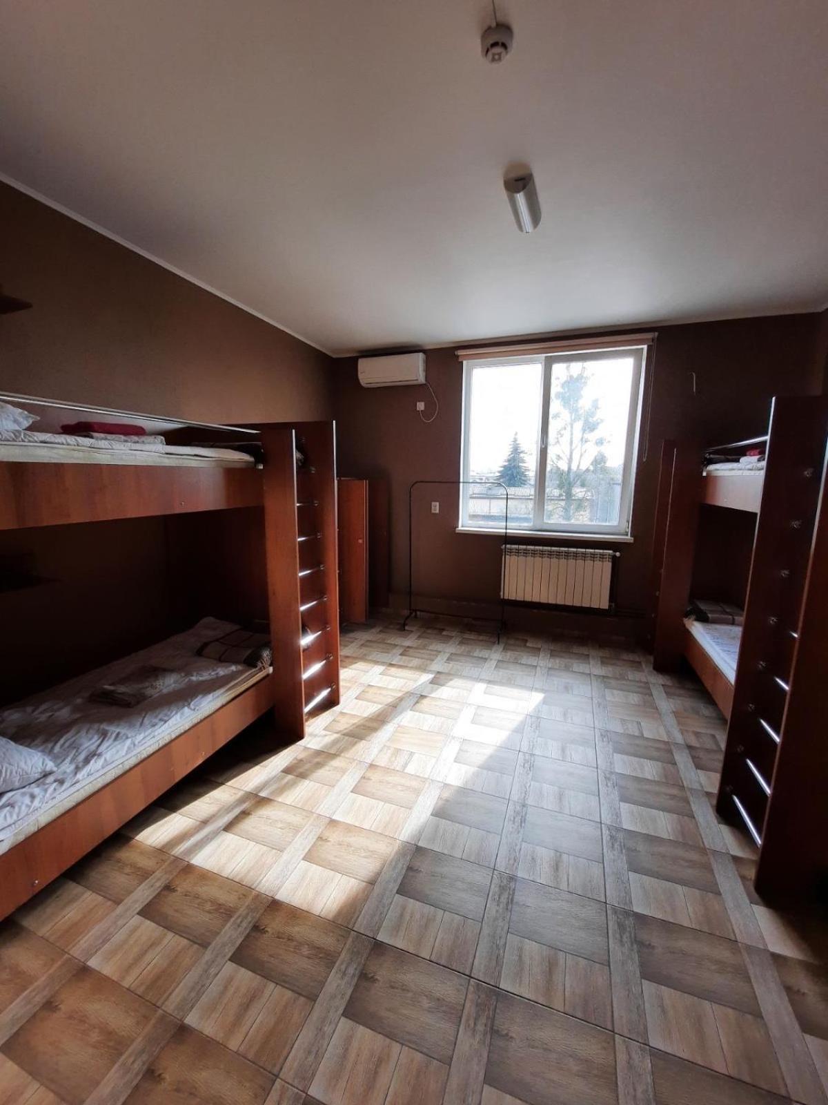 Двоярусне ліжко в 10-місному загальному номері (гуртожиткового типу) для чоловіків і жінок